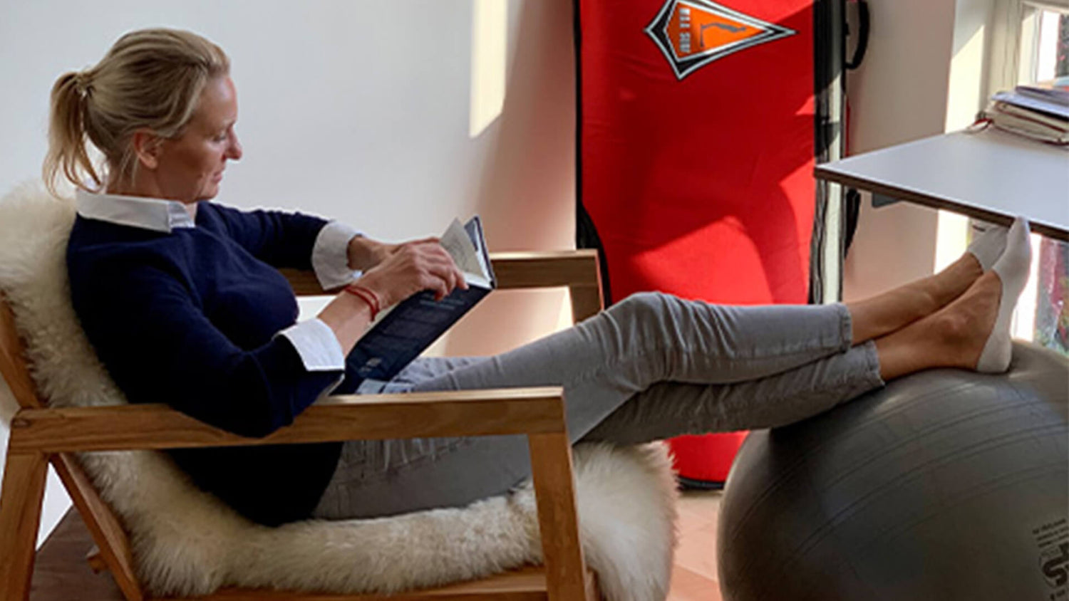 Gründerin von Aktimed liest ein Buch im Homeoffice